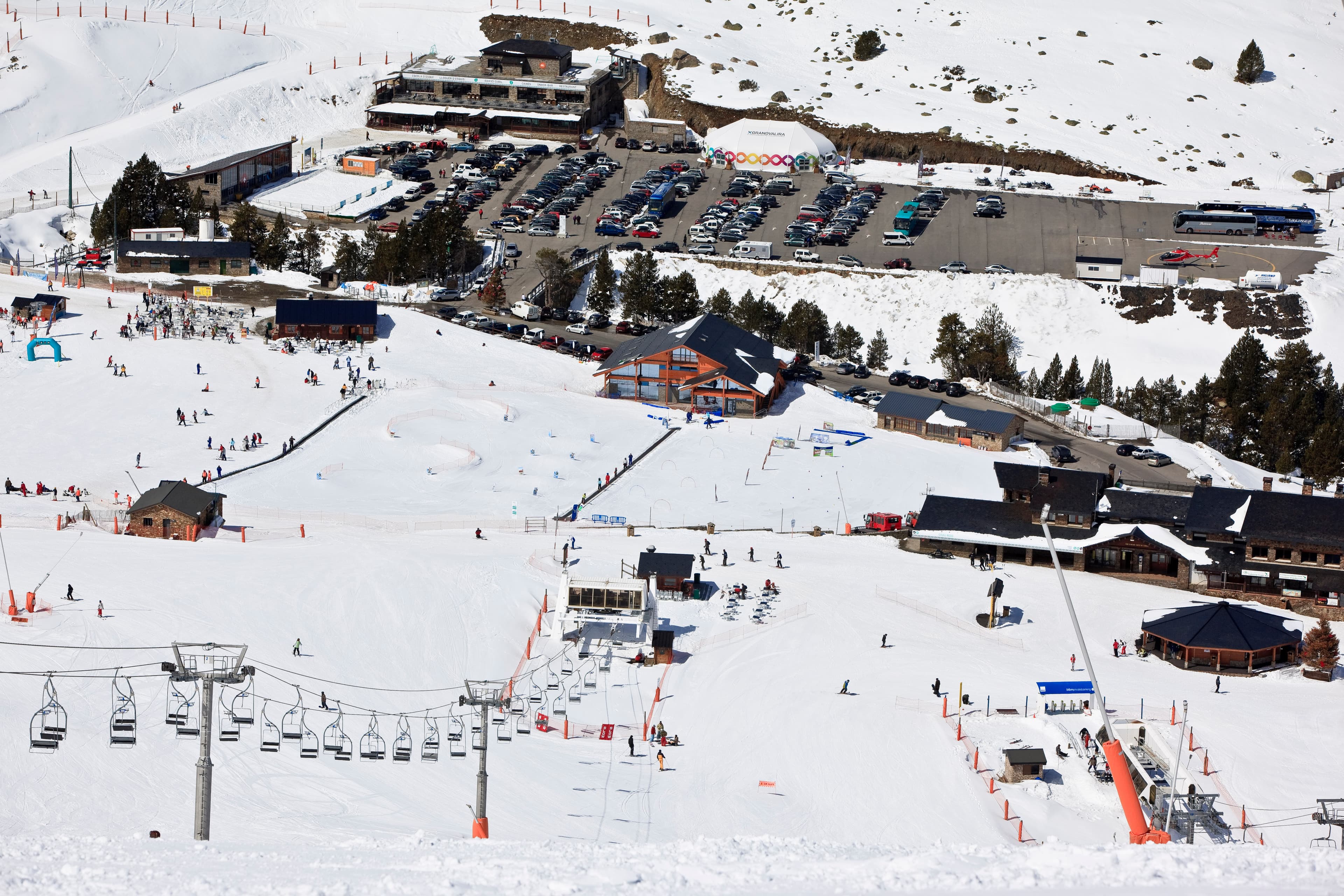 The Grau Roig base area with its beginner slopes and restaurants