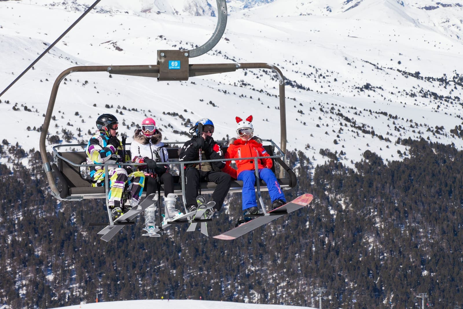 Skiers boarding a Grandvalira lift in the Pas de la Casa / Grau Roig sector