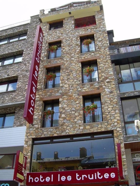 Hotel Les Truites — photo 1 of 9