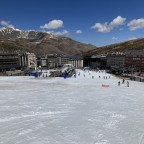 Skiing down Directa to the town of Pas