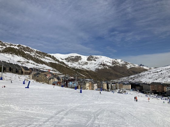 Skiing down to Pas de la Casa village