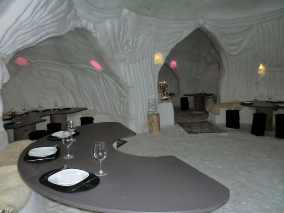 Restaurant with carved walls inside the igloo - 31/01/2013