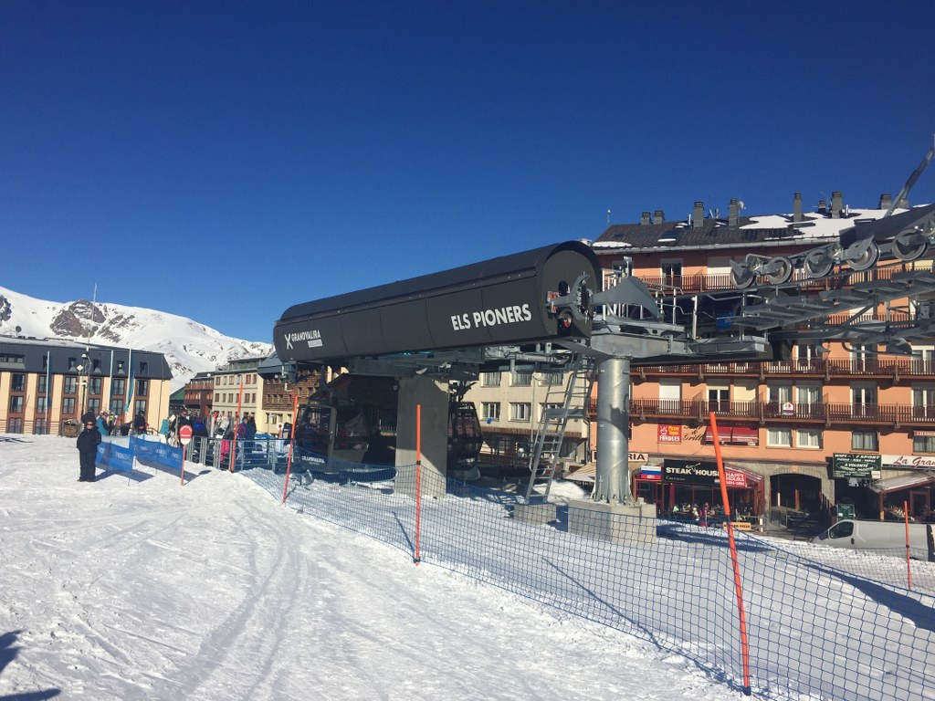 New Els Pioners gondola from town to the nursery slopes