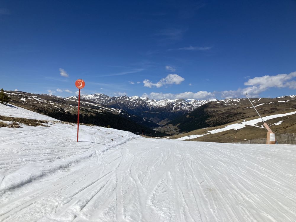 Menera red slope in Grau