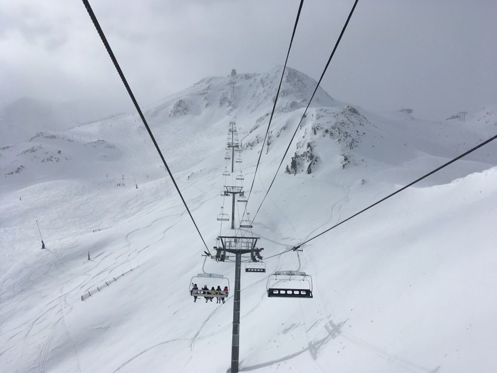 Font Negre chairlift on a very white day.